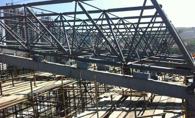 常德简述网架公司的黑色压型钢板的吊装步履